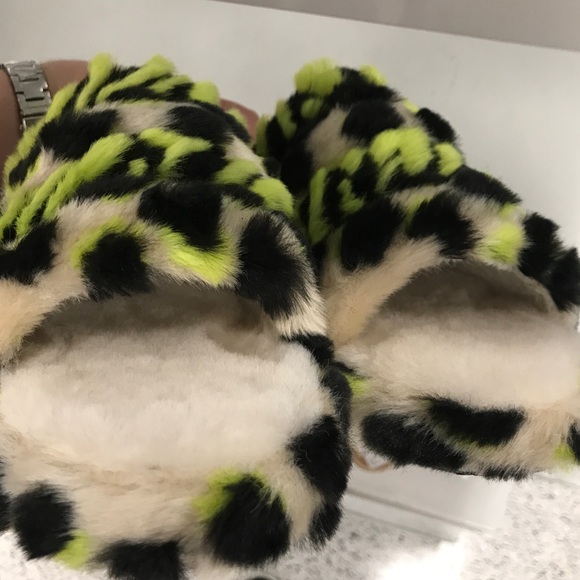 UGG slides/slippers- brand new - Picture 2 of 3